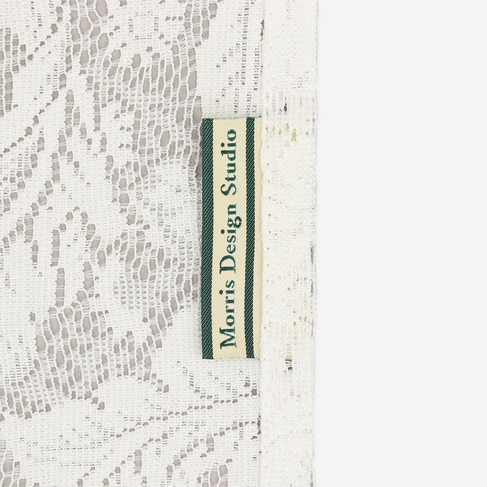 「Morris Design Studio」のブランドタグが付いています  *レース柄が見えやすいように商品背面にグレー色の加工をしていますが、実際の商品にグレー色の裏地等はありません。