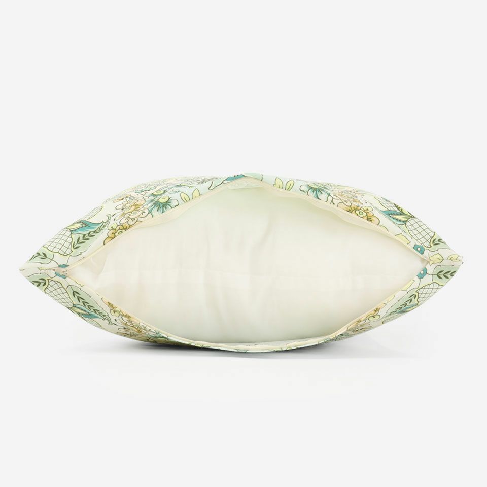 生地の色目に合わせたファスナー色を使用し、ファスナー部分に生地を片側から被せています