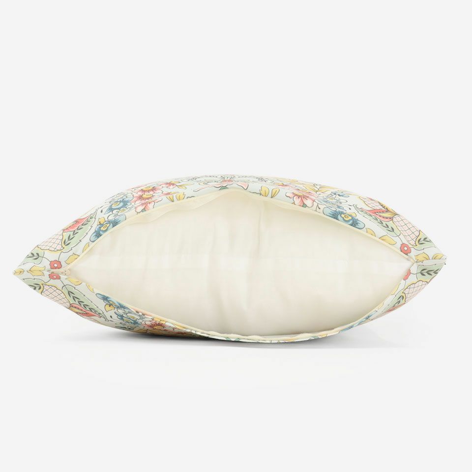 生地の色目に合わせたファスナー色を使用し、ファスナー部分に生地を片側から被せています