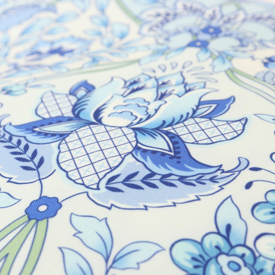 ハドンホールフラワーを主役に、それに生い茂る葉とツルが繋がっているパターンで、特徴的かつ装飾的に描かれています