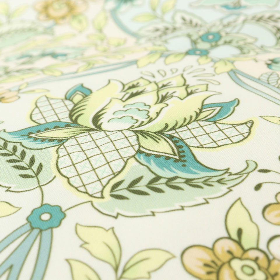 ハドンホールフラワーを主役に、それに生い茂る葉とツルが繋がっているパターンで、特徴的かつ装飾的に描かれています