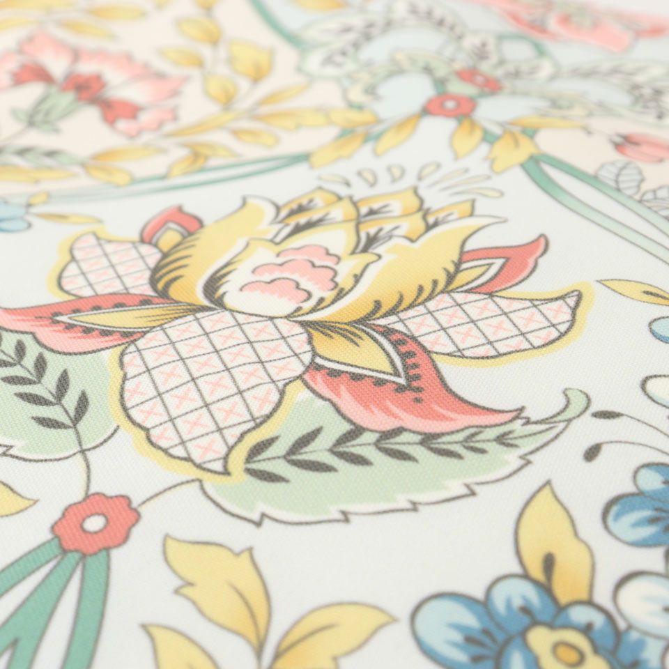 ハドンホールフラワーを主役に、それに生い茂る葉とツルが繋がっているパターンで、特徴的かつ装飾的に描かれています