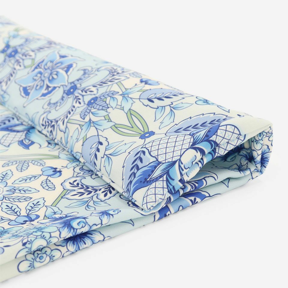 裏面は表と共生地を使用、柄どりをし、デザインの見え方は同一です