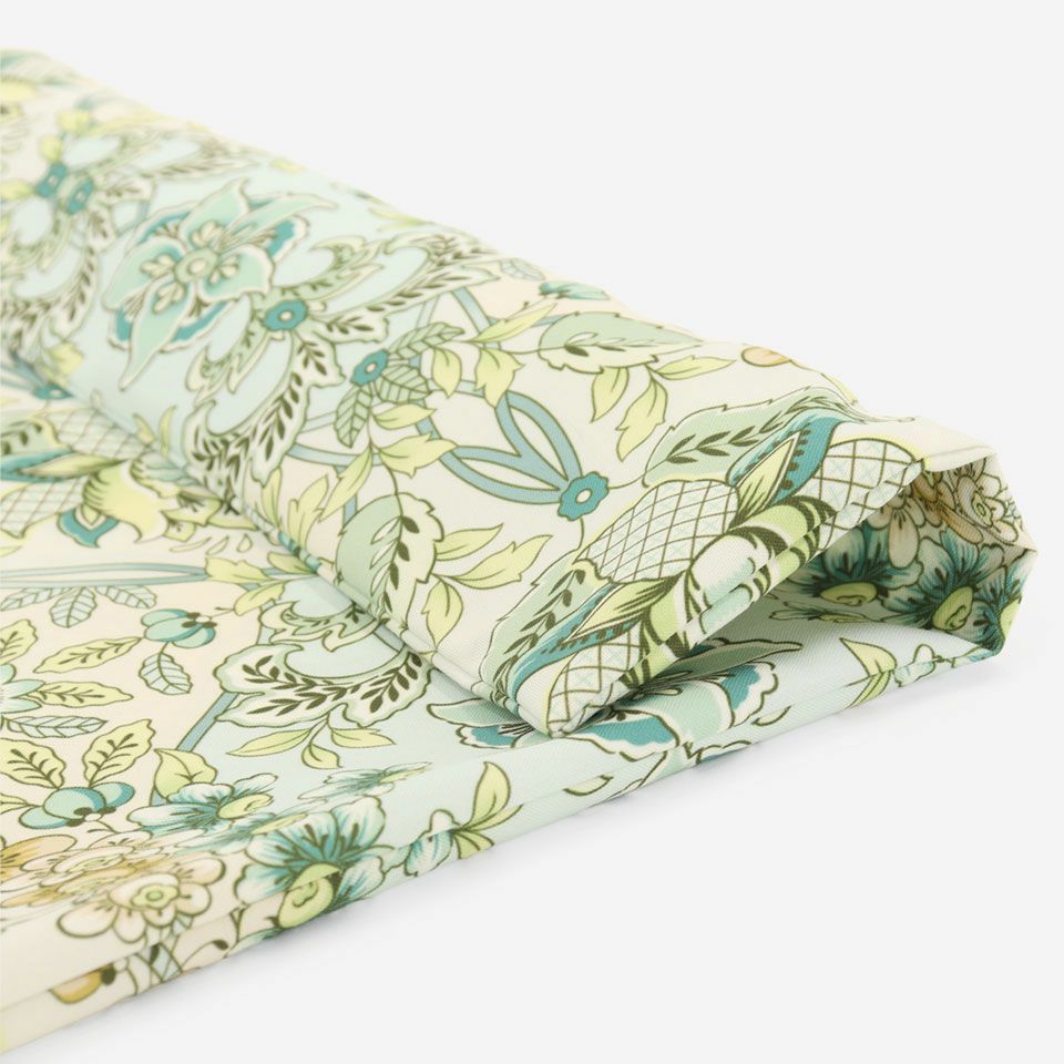 裏面は表と共生地を使用、柄どりをし、デザインの見え方は同一です