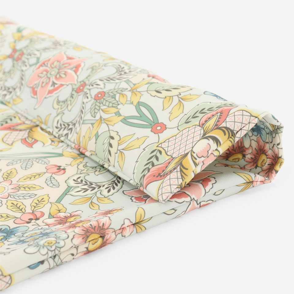 裏面は表と共生地を使用、柄どりをし、デザインの見え方は同一です