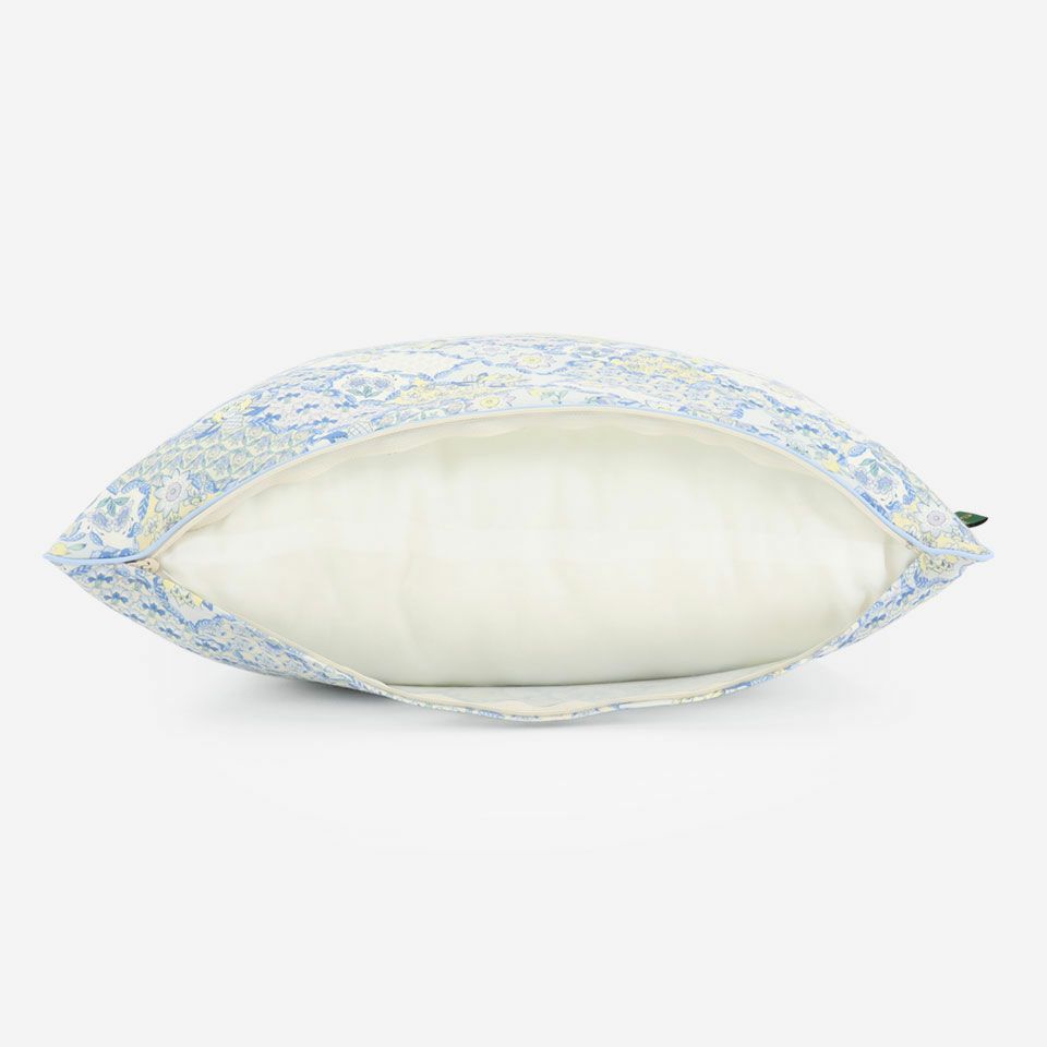 生地の色目に合わせたファスナー色を使用し、ファスナー部分に生地を片側から被せています