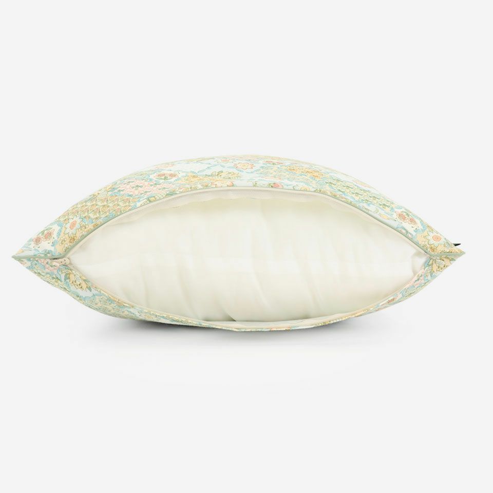 生地の色目に合わせたファスナー色を使用し、ファスナー部分に生地を片側から被せています