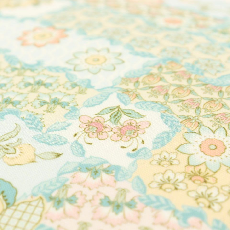 ハドンホールの花々がパッチワーク状に広がり、色鮮やかで楽しいパターンです