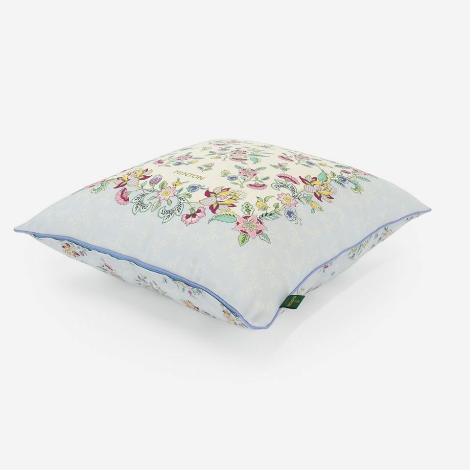 表面と裏面の異なるデザイン／ブルー色のパイピングをつけています／表面カラー：ブルー／裏面カラー：ブルー