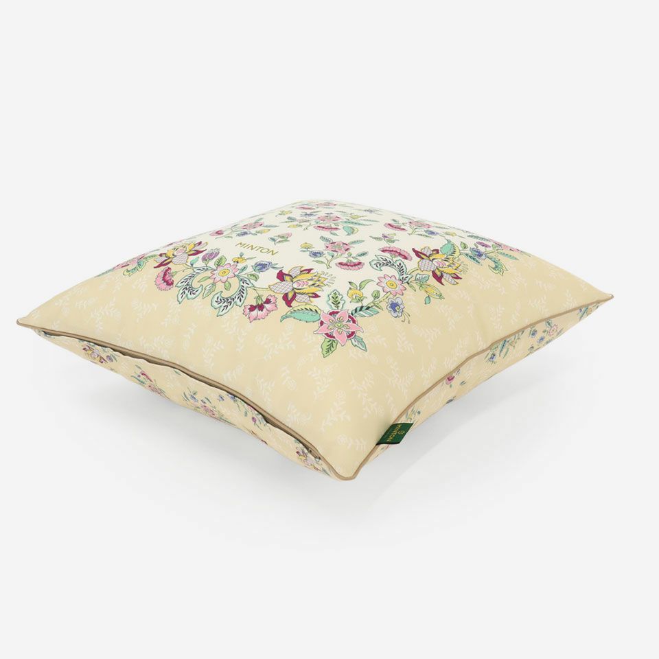 表面と裏面の異なるデザイン／ベージュ色のパイピングをつけています／表面カラー：ベージュ／裏面カラー：ベージュ