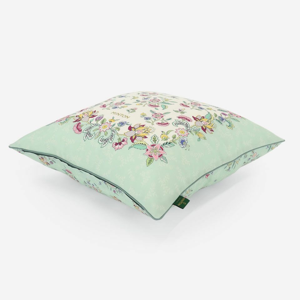 表面と裏面の異なるデザイン／グリーン色のパイピングをつけています／表面カラー：グリーン／裏面カラー：グリーン