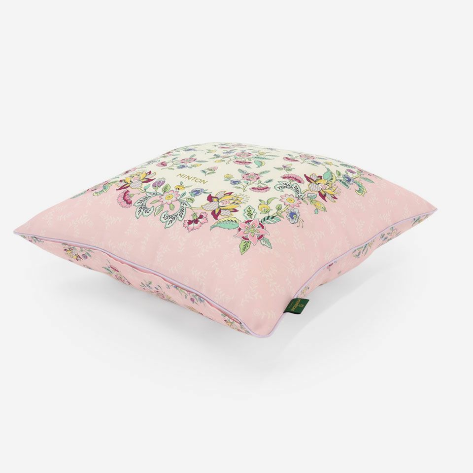 表面と裏面の異なるデザイン／ピンク色のパイピングをつけています／表面カラー：ピンク／裏面カラー：ピンク