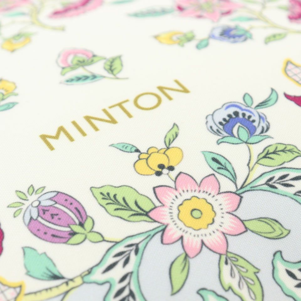 表面はハドンホールフラワーが主役のパネル柄、裏面はリーガルハドンホールをイメージした総柄で表裏のデザイン違いを楽しめる商品です