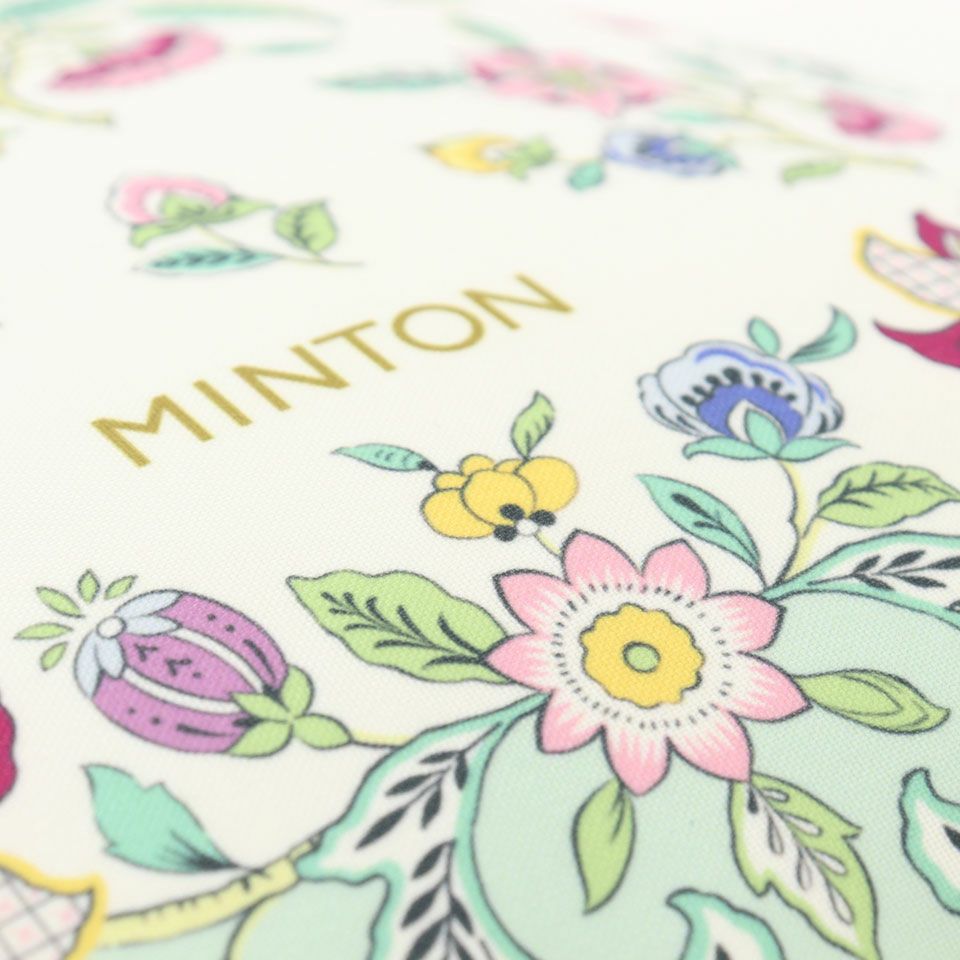 表面はハドンホールフラワーが主役のパネル柄、裏面はリーガルハドンホールをイメージした総柄で表裏のデザイン違いを楽しめる商品です