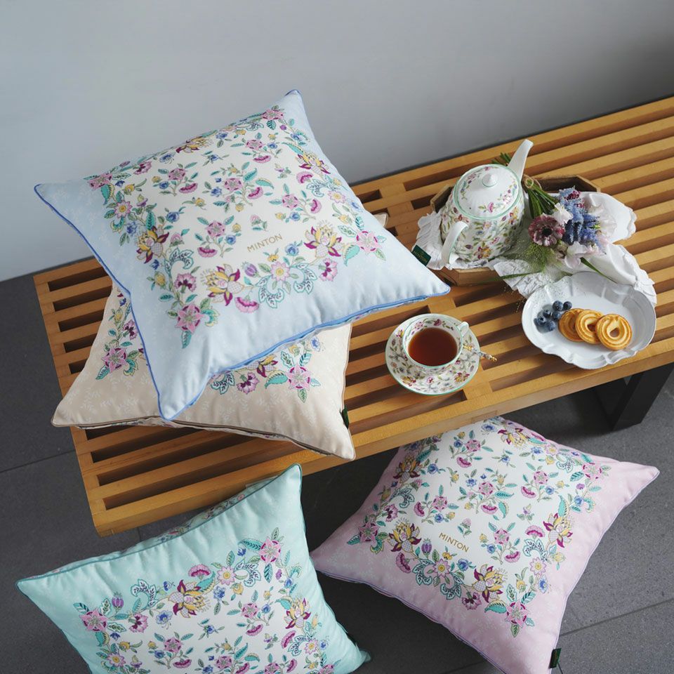 食器を想起させる4配色での展開です