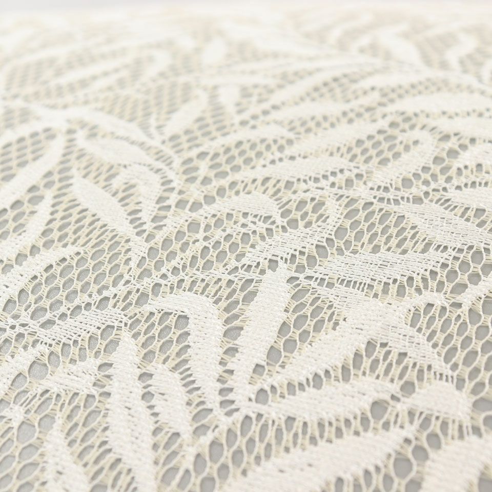 柳の枝の流れと、細長い柳の葉で全面が埋め尽くされているウィローボウのデザインを、ボリュームのある編みレースで柳の枝を表現しました  *レース柄が見えやすいように商品背面にグレー色の加工をしていますが、実際の商品にグレー色の裏地等はありません。