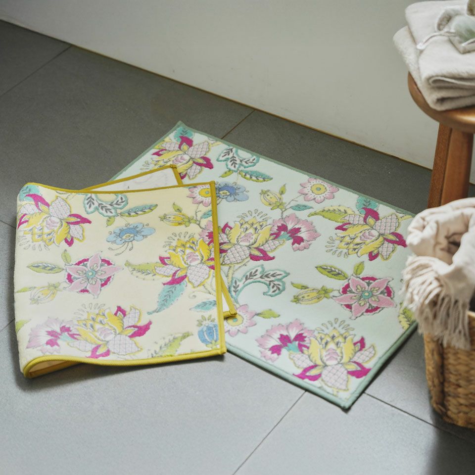 生地もプリントも国産で、これまでになく大ぶりのハドンフラワーの総柄です