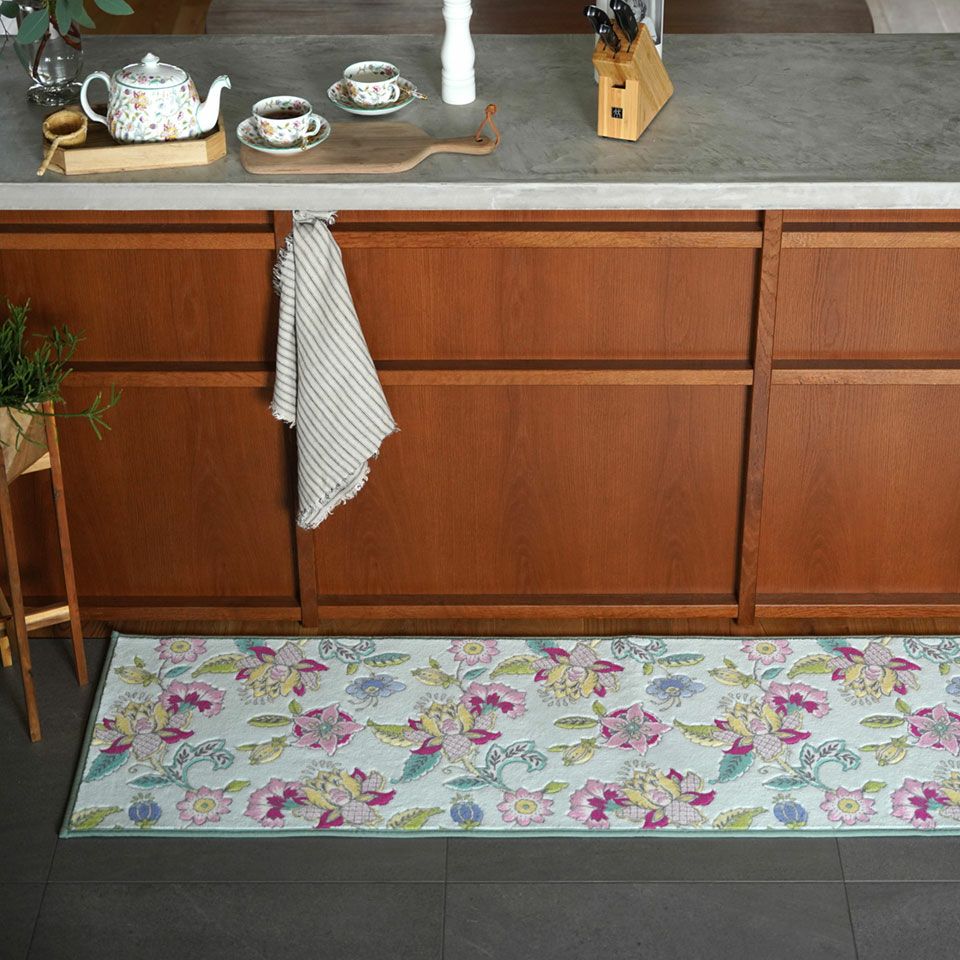 生地もプリントも国産で、これまでになく大ぶりのハドンフラワーの総柄です／画像のマットサイズ 50cm×180cm