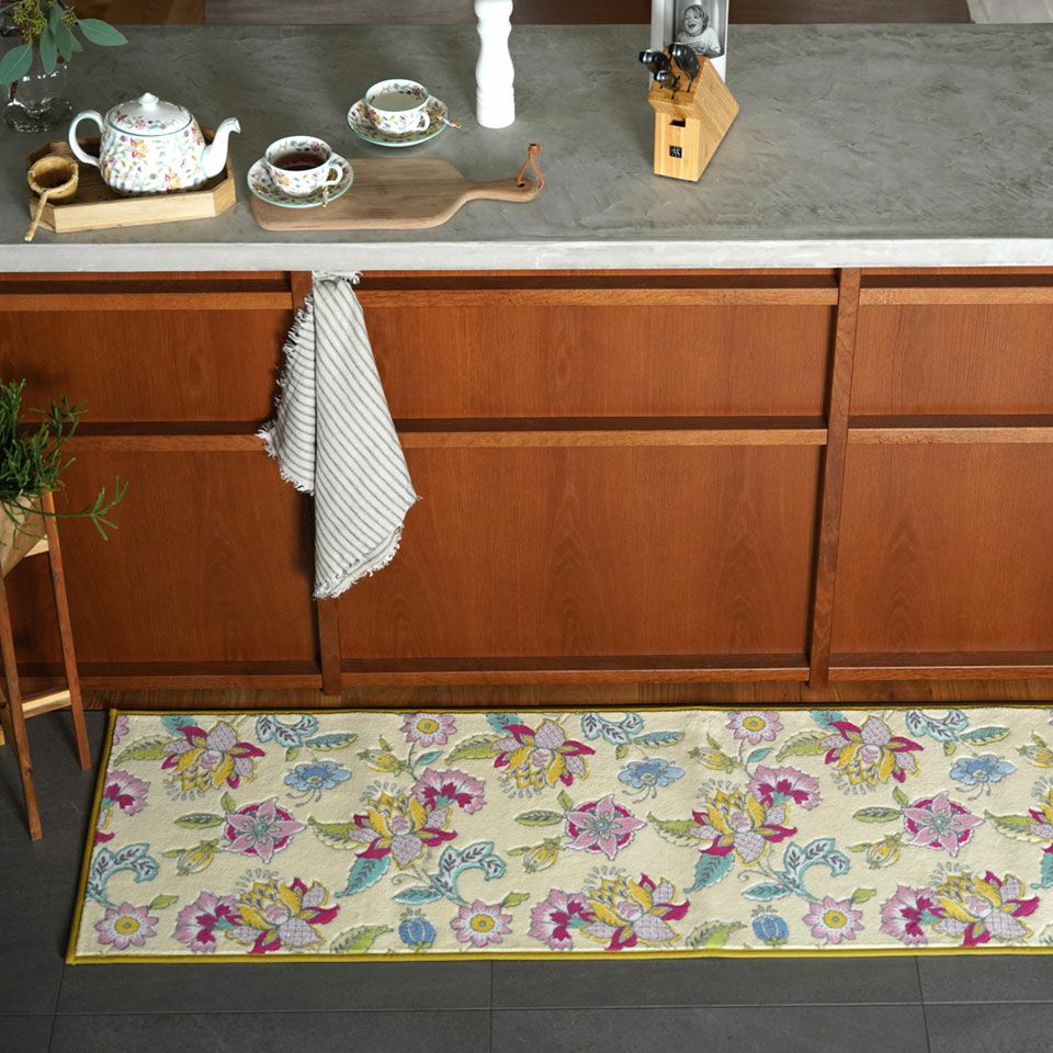 生地もプリントも国産で、これまでになく大ぶりのハドンフラワーの総柄です／画像のマットサイズ 50cm×180cm