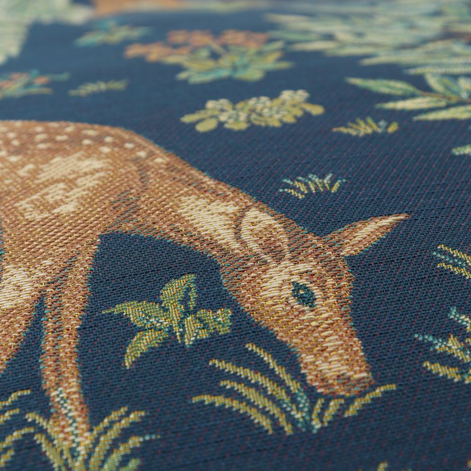 鹿や木々を多くの織組織で、色やテクスチャーに変化を持たせて、様々な表情を作っています