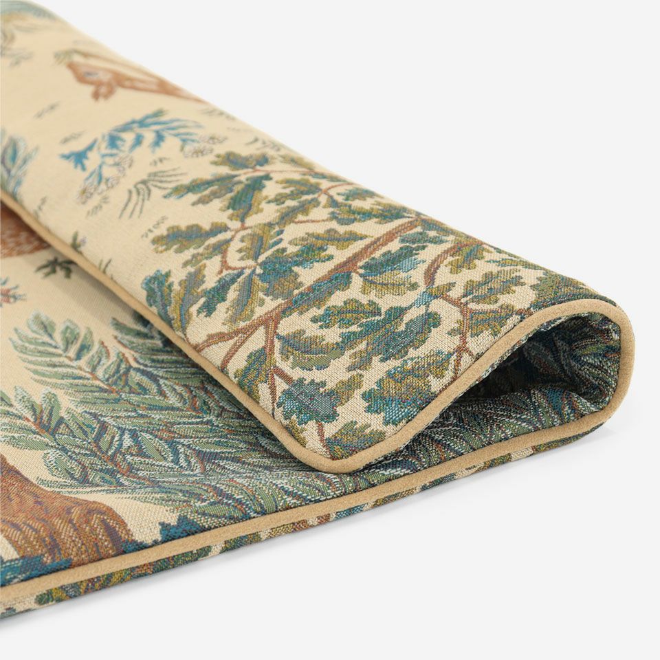 絵画の様なテキスタイルの雰囲気を生かし、柄行きをリバーシブルに配置しました