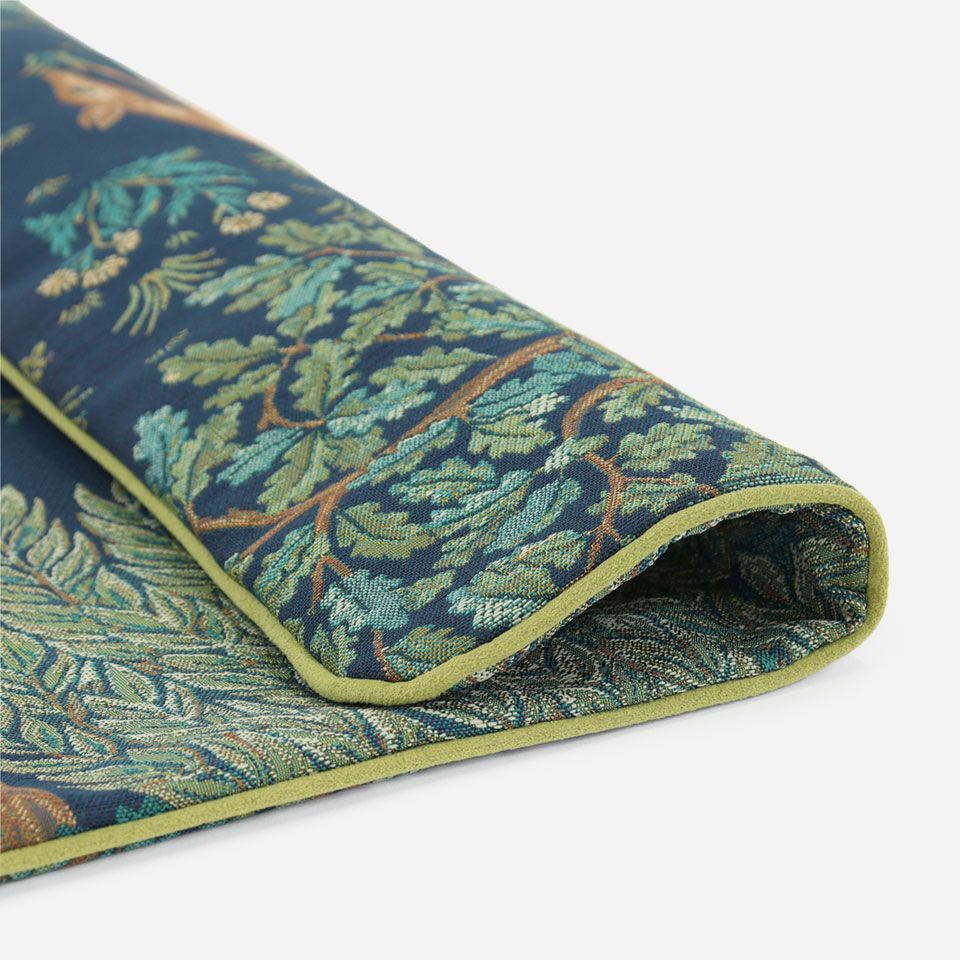 絵画の様なテキスタイルの雰囲気を生かし、柄行きをリバーシブルに配置しました