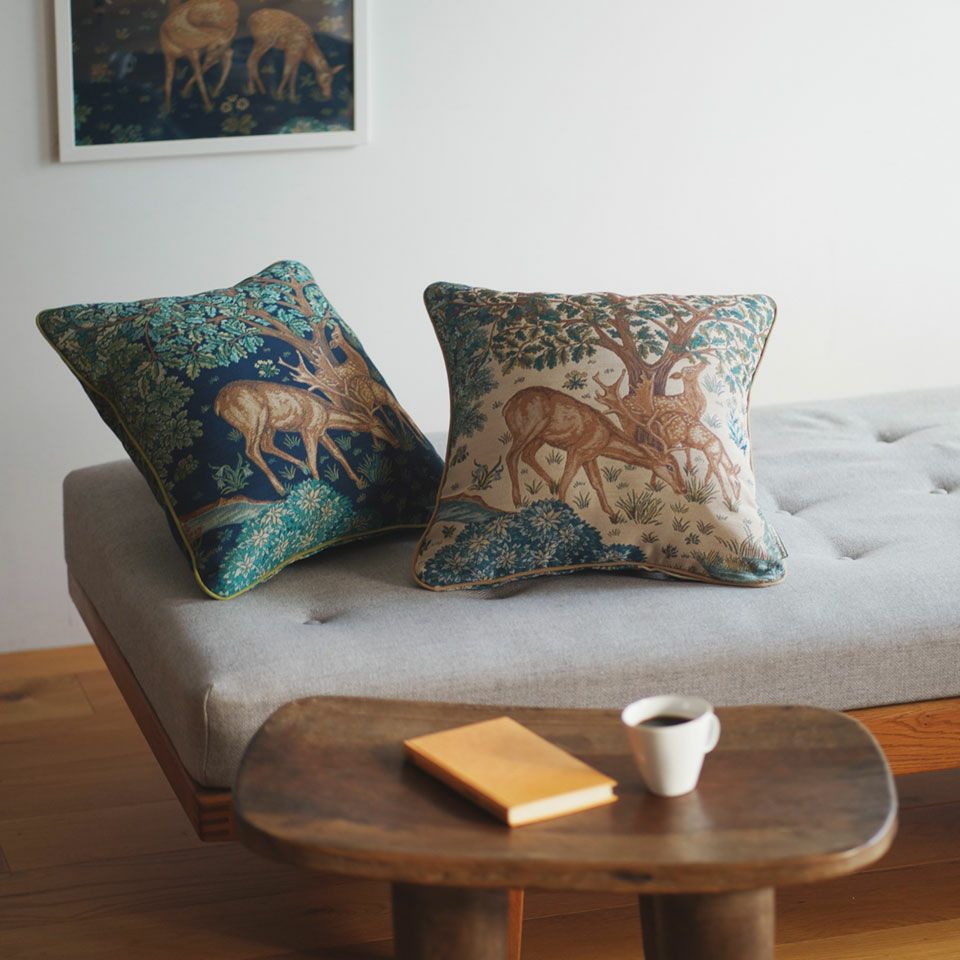 抱えて身体の支えとして、膝上に置き肘の支えとして、背もたれとして等色々幅広くご使用頂ける定番サイズです