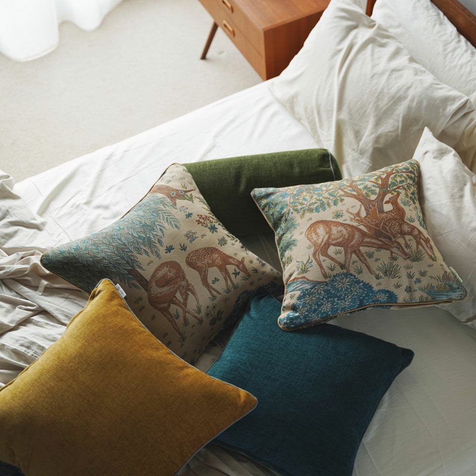 最も一般的なサイズで大きすぎず小さすぎず、小さめのソファーやベッドにも取り入れやすく扱いやすいサイズ感です