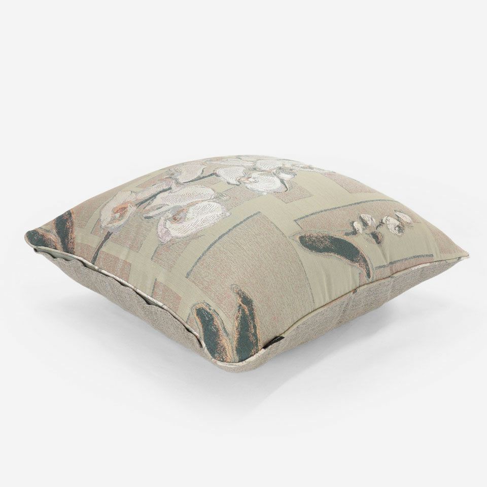 表面と裏面の異なるデザイン／表面共生地のパイピングをつけています／表面カラー：アイボリー／裏面カラー：グレー