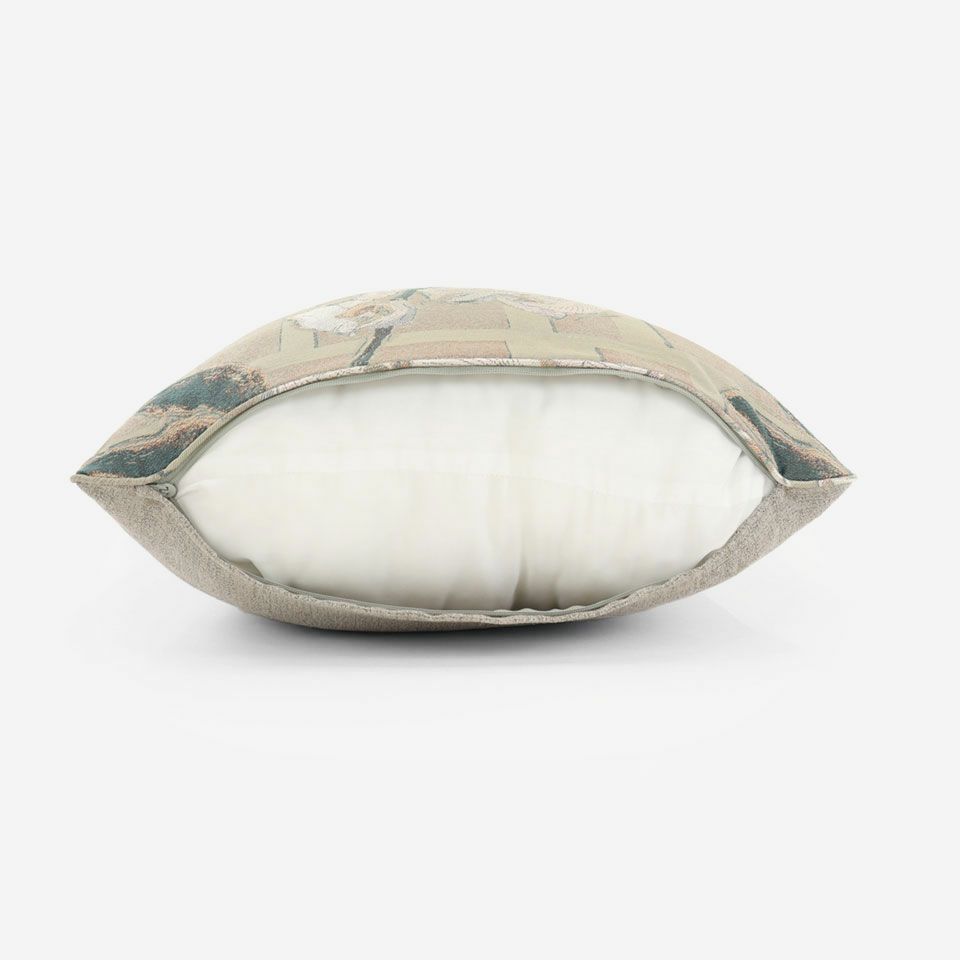 生地の色目に合わせたファスナー色を使用し、ファスナー部分に生地を片側から被せています