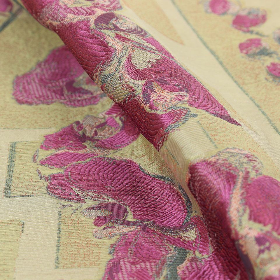 ヨコ糸を刺繍のように織り込み胡蝶蘭の花の厚みまで感じる表現が印象的です