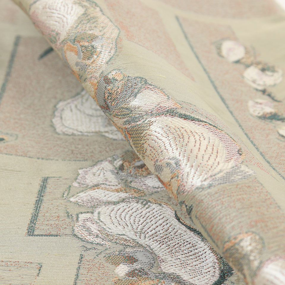 ヨコ糸を刺繍のように織り込み胡蝶蘭の花の厚みまで感じる表現が印象的です