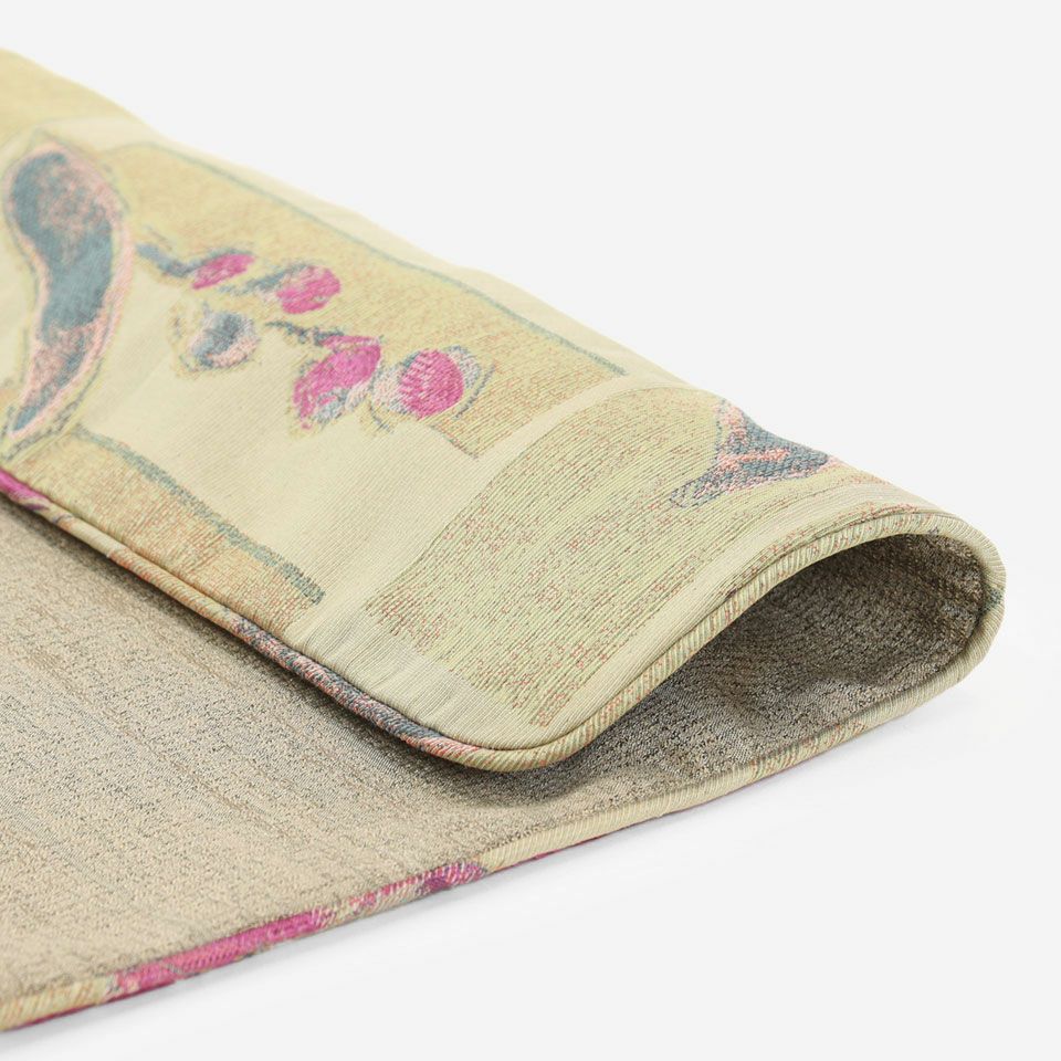 凛とした胡蝶蘭のデザインが際立つ「バッラーレ」に、裏面はしっとりとした光沢が美しい表情豊かな無地調の「フォルビート」を合わせました