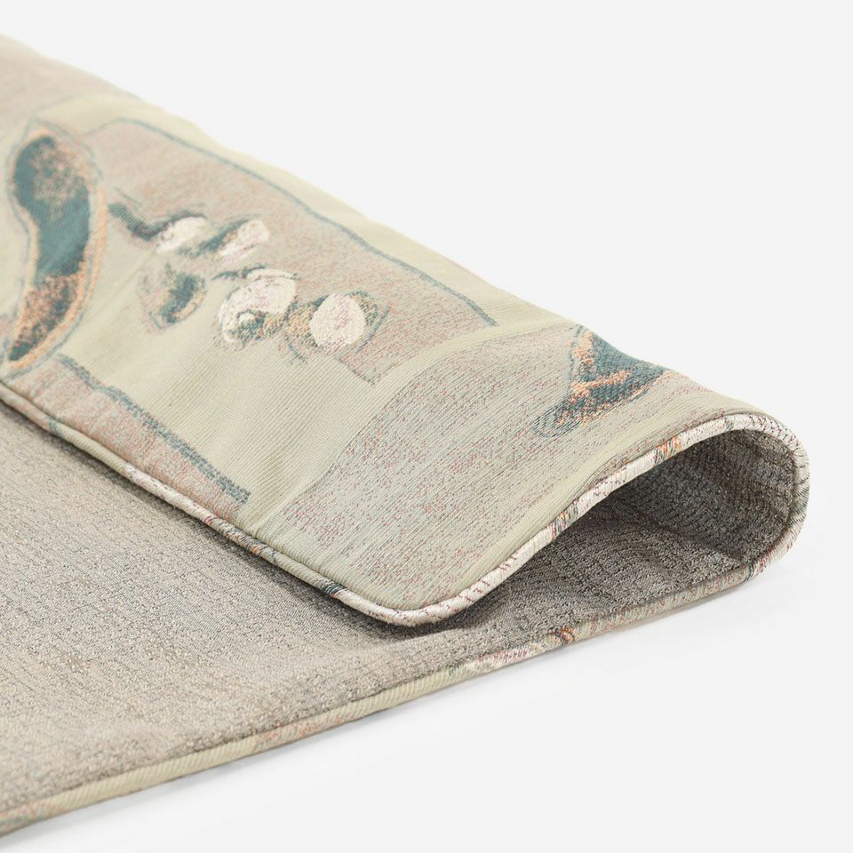 凛とした胡蝶蘭のデザインが際立つ「バッラーレ」に、裏面はしっとりとした光沢が美しい表情豊かな無地調の「フォルビート」を合わせました