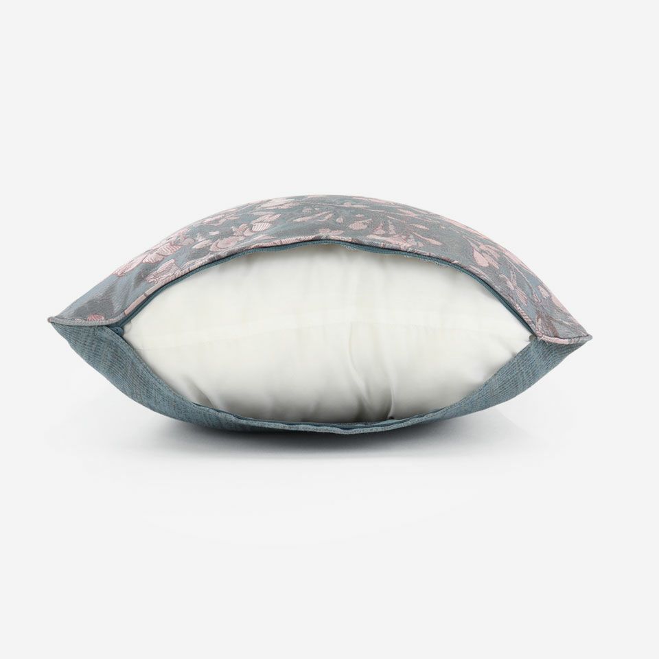 生地の色目に合わせたファスナー色を使用し、ファスナー部分に生地を片側から被せています