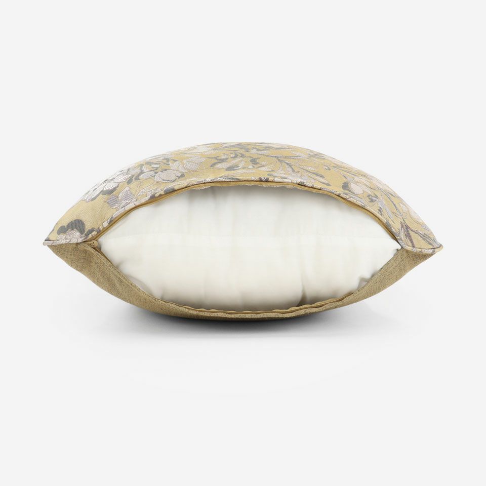 生地の色目に合わせたファスナー色を使用し、ファスナー部分に生地を片側から被せています