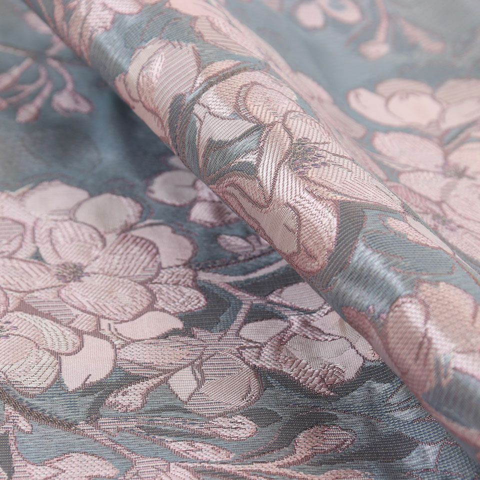 揺れ漂う桜の花弁を変化に富んだ様々な織組織を用い淡いトーンで表現しています