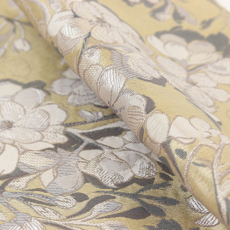 揺れ漂う桜の花弁を変化に富んだ様々な織組織を用い淡いトーンで表現しています