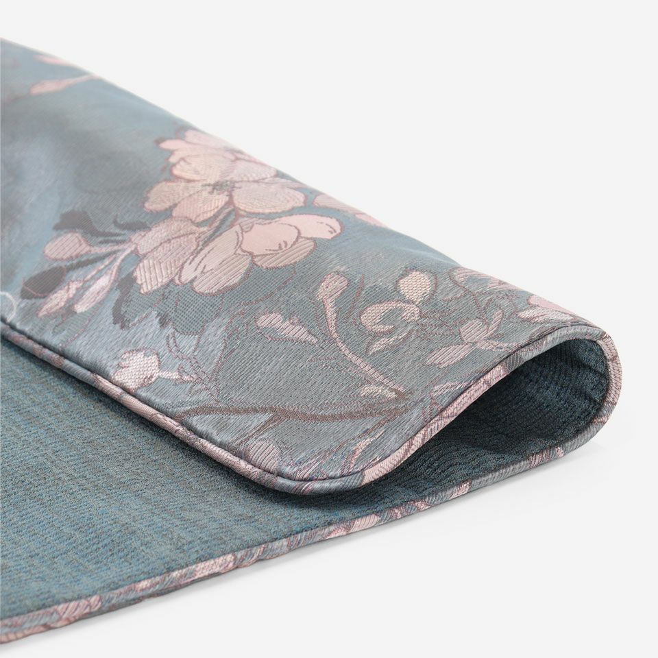 桜が咲き誇る情景を切り取ったようなデザインの「チェルカーレ」に、裏面はしっとりとした光沢が美しい無地調の「フォルビート」を合わせました