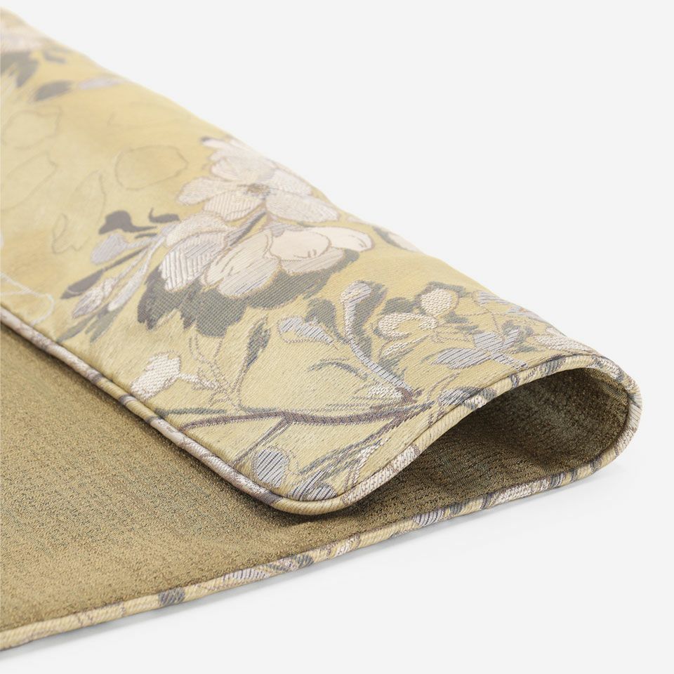 桜が咲き誇る情景を切り取ったようなデザインの「チェルカーレ」に、裏面はしっとりとした光沢が美しい無地調の「フォルビート」を合わせました