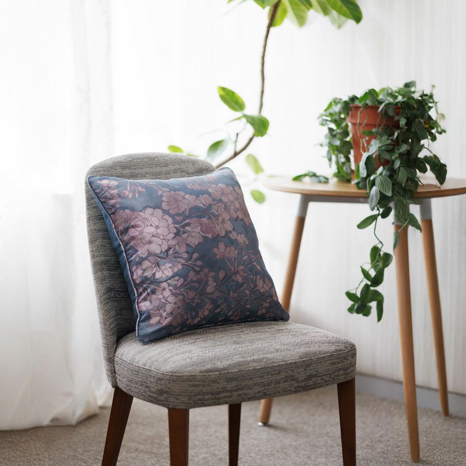 表裏のファブリックをブルー系でコーディネートした、春の息吹を感じるような新鮮な気分にさせてくれるクッションカバーです