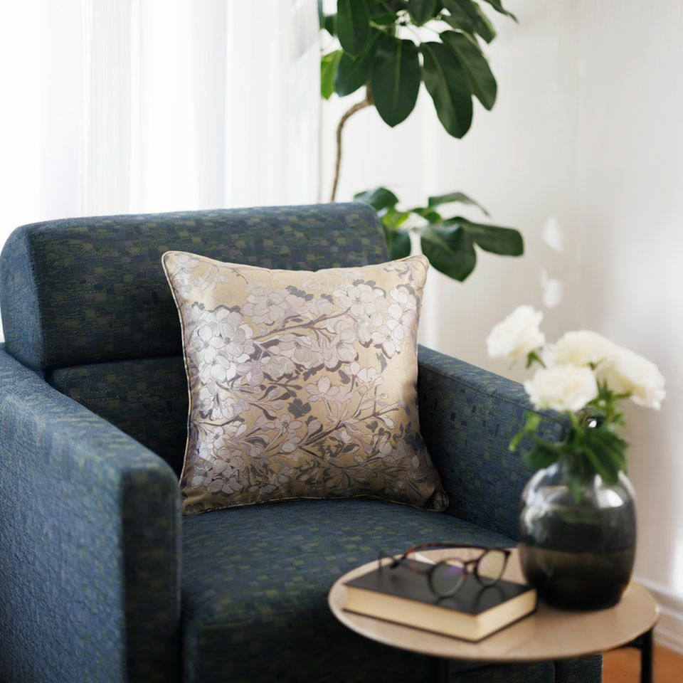 表裏のファブリックをゴールドイエロー系でコーディネートした春の芽吹きを感じるような希望感あふれるクッションカバーです