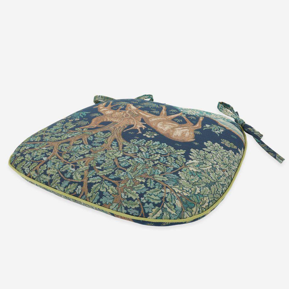 表面／カラー：ダークブルー／45cm×43cm／座った瞬間のひんやり感や固さを軽減し、椅子全体のクッション性を補えやわらかな座り心地です