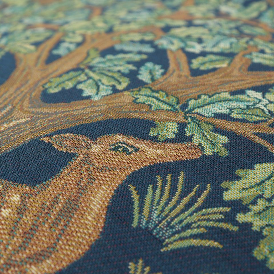 鹿や木々を多くの織組織で、色やテクスチャーに変化を持たせて、様々な表情を作っています