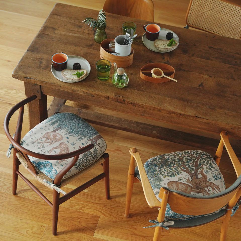 縫い付けの紐で椅子にしっかりと固定して使える便利なダイニングシートクッションです。