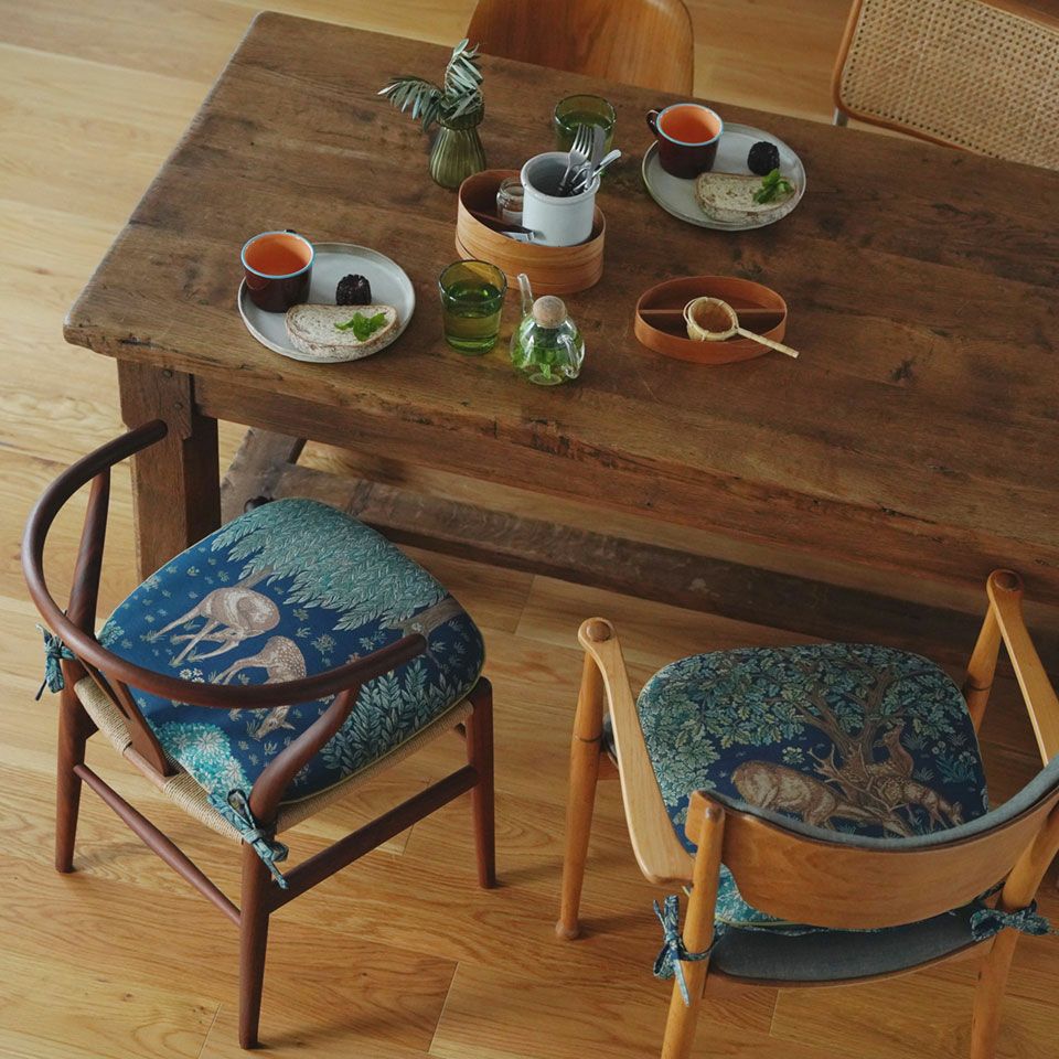 縫い付けの紐で椅子にしっかりと固定して使える便利なダイニングシートクッションです。