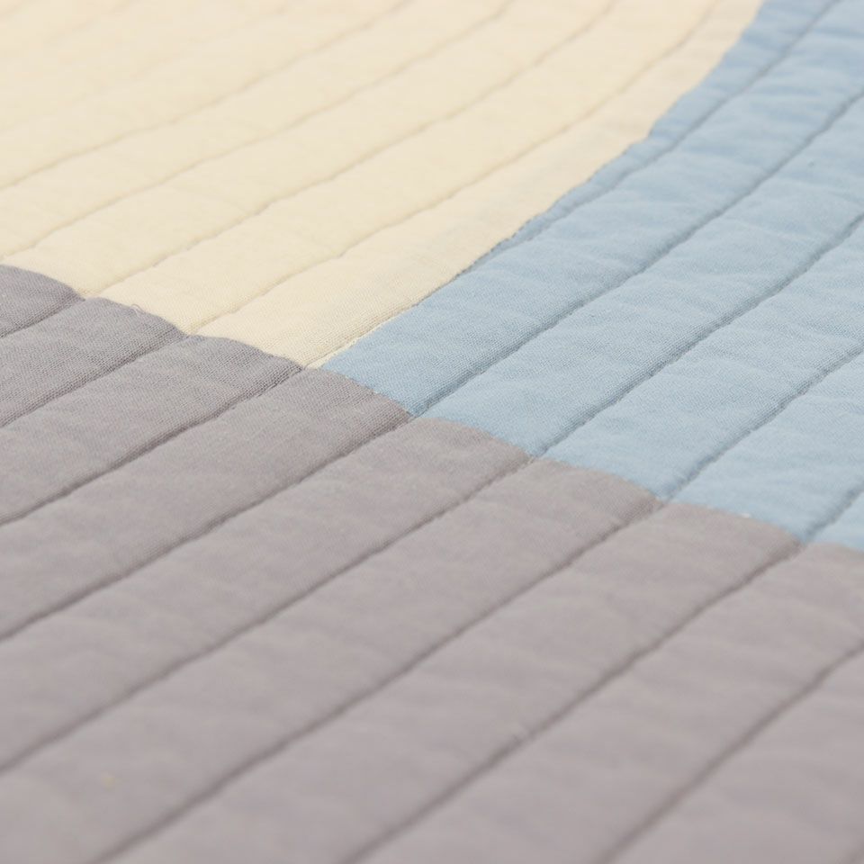 生地にわたをはさみキルトをかけてから製品洗いをして、肌触りの良い風合いに仕上げたコットンマルチカバーです