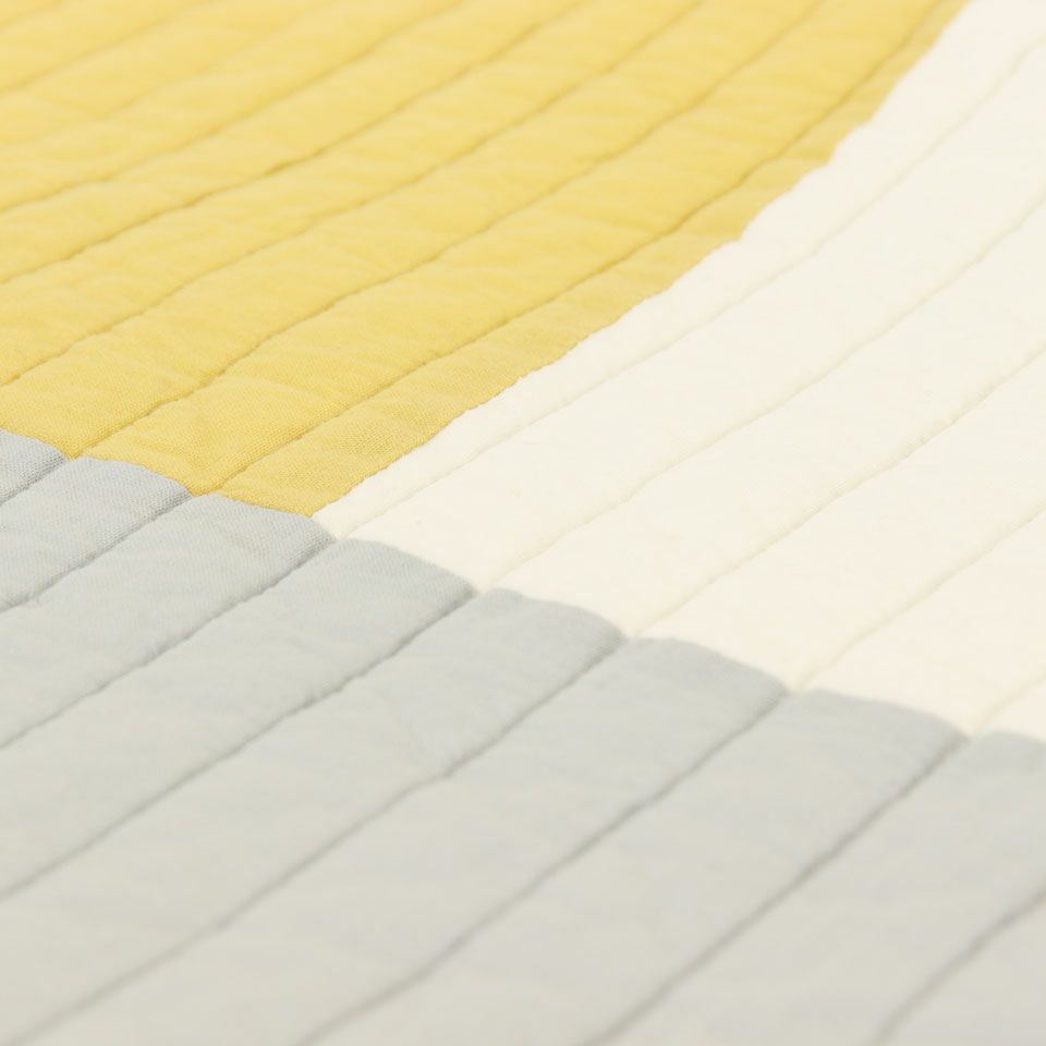 生地にわたをはさみキルトをかけてから製品洗いをして、肌触りの良い風合いに仕上げたコットンマルチカバーです