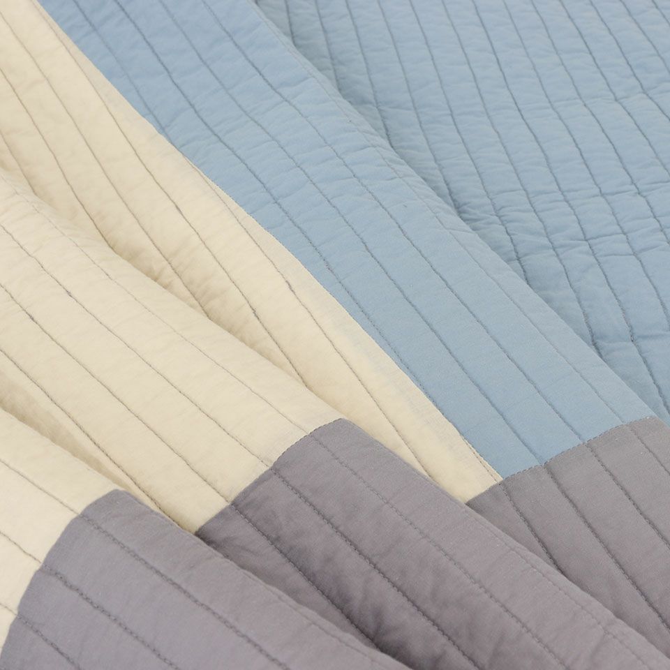 製品洗いすることで生地が縮み、独特な凹凸感がうまれ風合いもよくなります