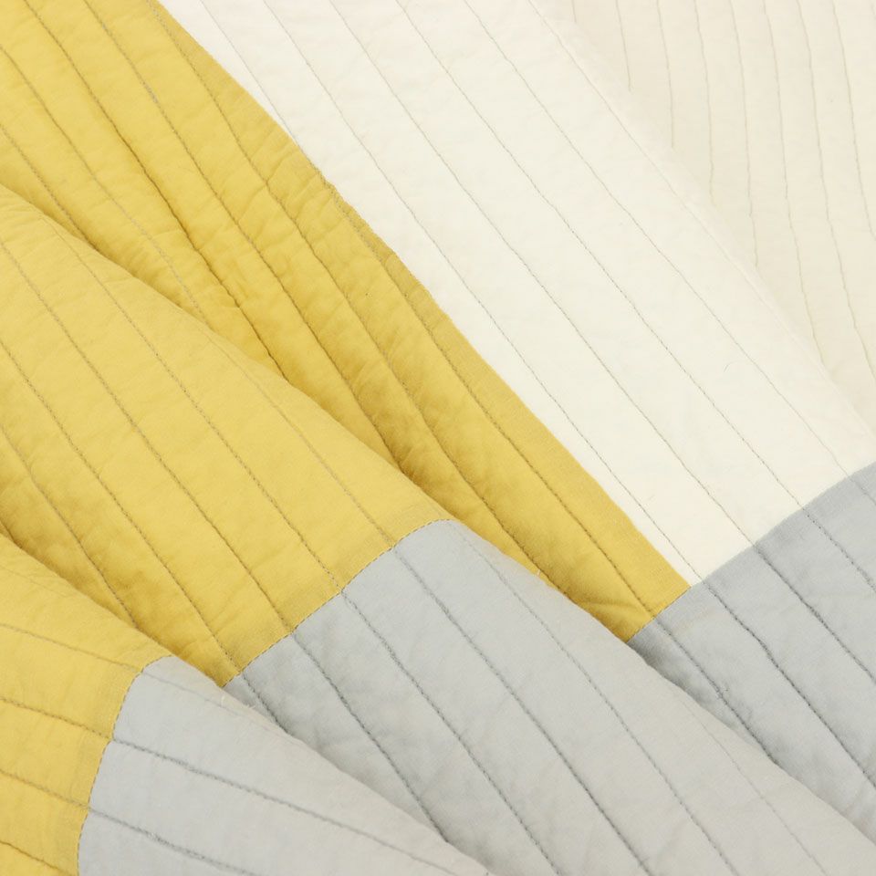 製品洗いすることで生地が縮み、独特な凹凸感がうまれ風合いもよくなります